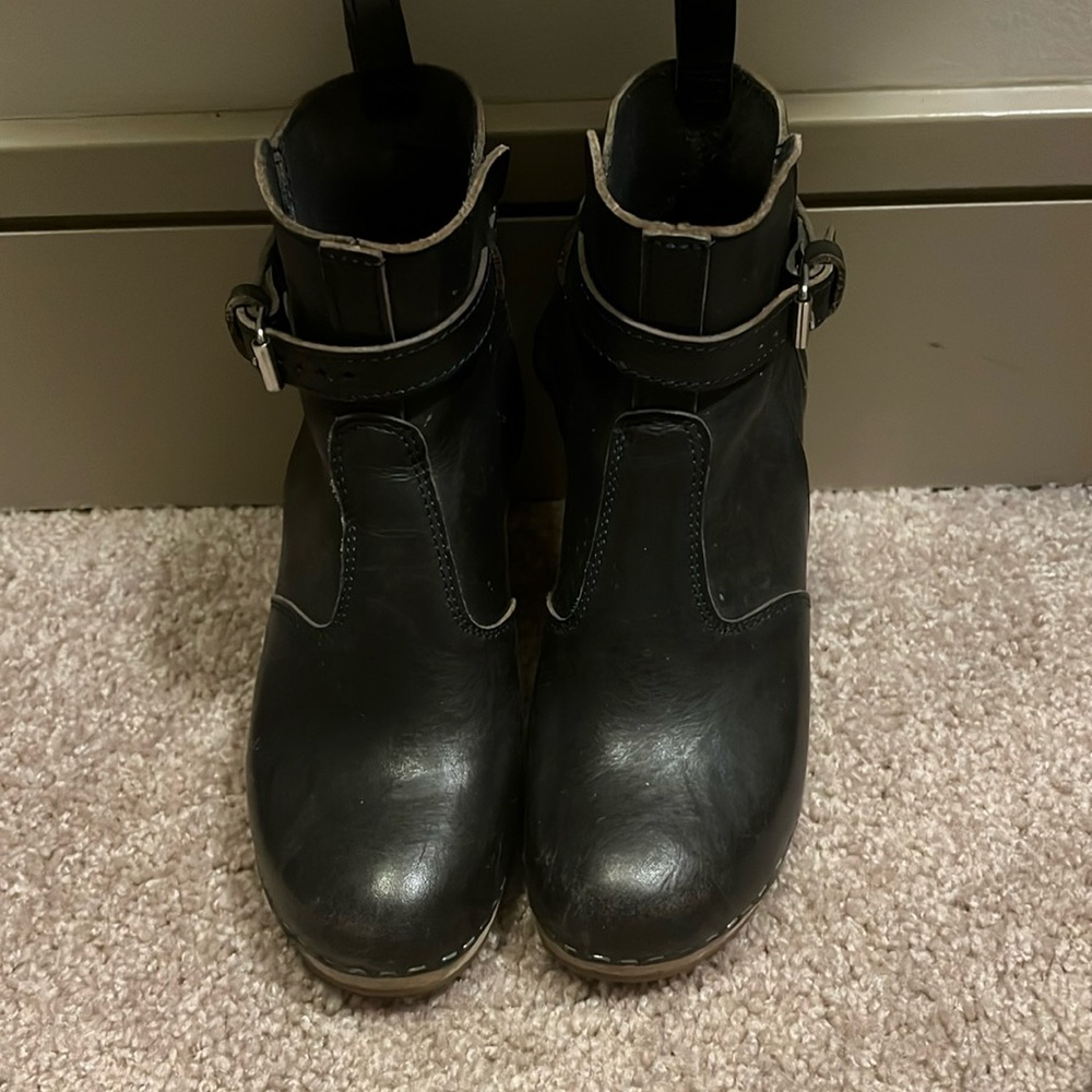 Black leather Swedish hasbeens